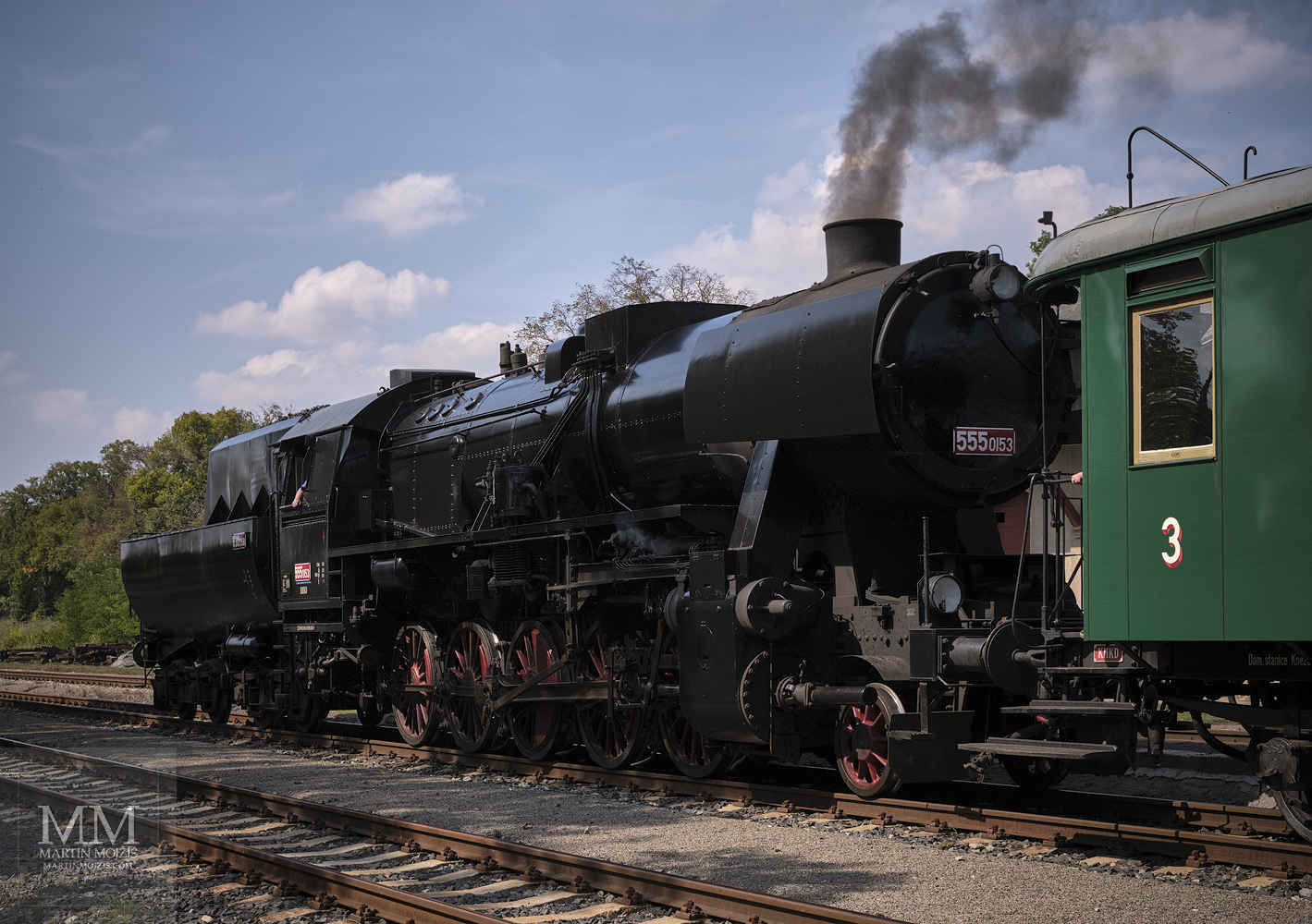Velkoformátová fotografie parní lokomotivy v železniční stanici. Martin Mojžíš.